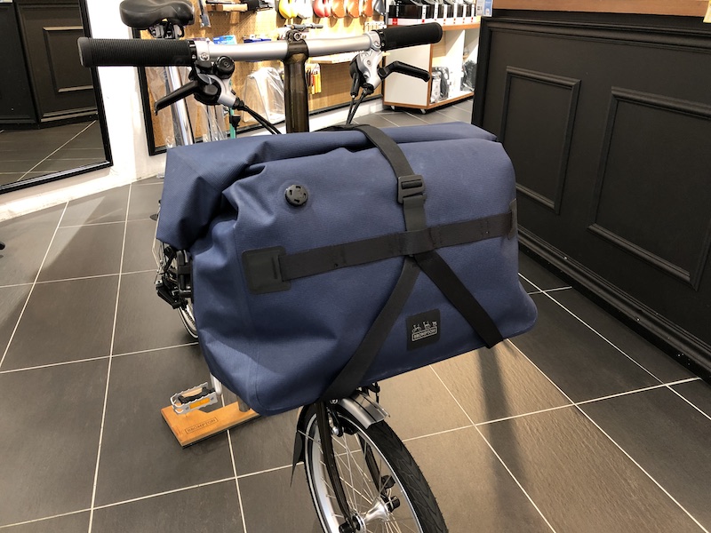 BROMPTON(ブロンプトン純正)フロントバッグ ROLL TOP WATERPROOF BAG(ロールトップ ウォータープルーフ バッグ)ネイビー 25L